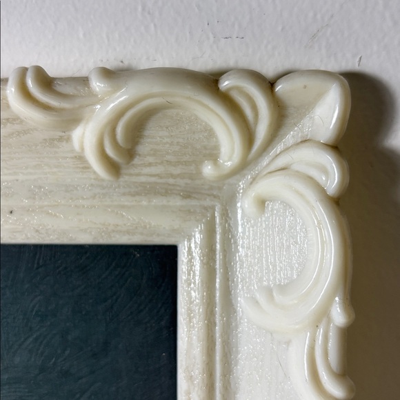 2 identical plastic frames with prints of Jesus and Mary religious art - Picture 9 of 9